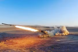 Pháo binh quân đội Syria tấn công trên chiến trường