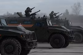 Xe cơ giới bọc thép Tiger trong lễ diễu hành trên quảng trường Đỏ ở Moscow - ảnh Izvestia