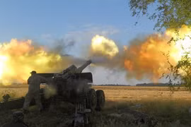 Lực lượng pháo binh quân đội Ukraine pháo kích vào Donetsk
