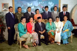 Cố tổng thống Suharto (thứ ba từ trái, hàng đầu) chụp ảnh cùng gia đình năm 1993 - Ảnh: TEMPO