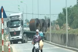 Một chiếc xe đầu kéo đi từ bãi tập kết qua cửa khẩu Phúc Lợi