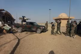 Binh sĩ quân đội Syria trên chiến trường Sukhnah, tỉnh Homs - ảnh Masdar News