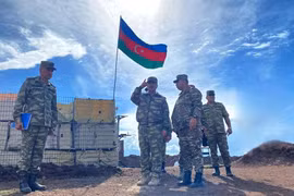 Bộ trưởng Quốc phòng Azerbaijan Zakir Hasanov trên khu vực Karvachar, kiểm tra các đơn vị quân đội Azerbaijan. Ảnh MoD Azerbaijan