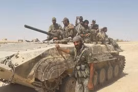 Binh sĩ quân đội Syria trên chiến trường sa mạc tỉnh Homs - ảnh minh họa Masdar News