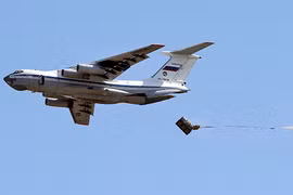 Máy bay vận tải hạng nặng IL-76 thả hàng viện trợ cho quân đội Syria ở Deir Ezzor