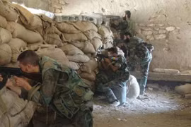 Binh sĩ quân đội Syria chiến đấu trên chiến trường Deir Ezzor