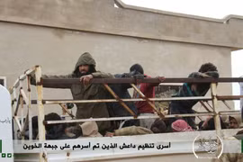 Các tay súng khủng bố IS giao nộp vũ khí đầu hàng HTS, FSA trên chiến trường Idlib. ảnh minh họa video