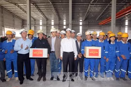 Thủ tướng Nguyễn Tấn Dũng thăm hỏi và tặng quà cho cán bộ, công nhân của Nhà máy Alumin, Công ty Nhôm Lâm Đồng. Ảnh: Đức Tám – TTXVN.