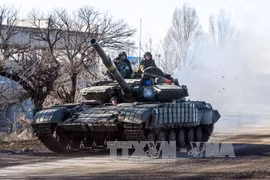 Xe tăng quân đội Ukraine tại thị trấn Debaltsevo, khu vực Donetsk ngày 13/2. Ảnh: AFP/TTXVN