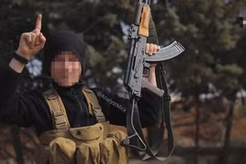 Một tay súng khủng bố IS trên chiến trường Syria. Ảnh minh họa: Masdar News.
