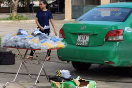 Taxi vận chuyển và hơn 3.000 kíp nổ bị CSGT bắt giữ - Ảnh: Hải Tần