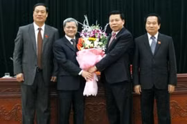 Ông Nguyễn Tử Quỳnh, tân Chủ tịch UBND tỉnh Bắc Ninh (thứ hai từ trái sang). Ảnh: bacninh.gov.vn.