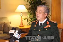 Thượng tướng Nguyễn Chí Vịnh trả lời phỏng vấn phóng viên Việt Nam bên lề Đối thoại. Ảnh: Lê Hải - Phóng viên TTXVN tại Singapore