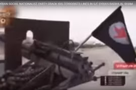 Lực lượng SSNP tiến công IS ở sa mạc Al-Sweida. Ảnh video SSNP