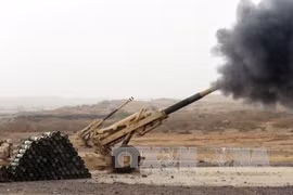 Đại bác của quân đội Saudi Arabia nã pháo về phía Yemen. Ảnh: AFP/TTXVN