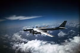 Máy bay ném bom chiến lược Tu-95 mang tên lửa