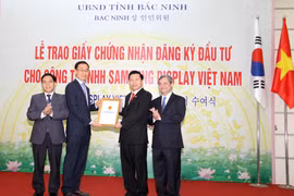 Trao giấy chứng nhận đầu tư dự án mở rộng cho Công ty TNHH Samsung Display Việt Nam