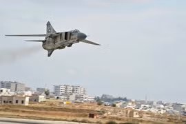 Không quân Syria liên tục không kích IS trên thành phố Deir Ezzor