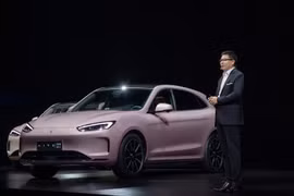 Richard Yu, giám đốc điều hành nhóm kinh doanh tiêu dùng của Huawei, phát biểu tại một cuộc họp báo giới thiệu xe điện ngày 6/9/2022. Ảnh: Huawei