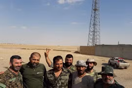 Binh sĩ quân đội Syria trên khu vực thị trấn Resafa vừa giải phóng