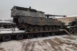 Pháo tự hành Panzerhaubitze 2000 (PzH 2000) vận chuyển về Ukraine. Tháng 11/2022. Ảnh: Arvydas Anušauskas