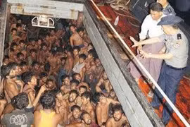 Thuyền chở người di cư trôi giạt trên vịnh Bengal được hải quân Myanmar phát hiện. Ảnh: BBC