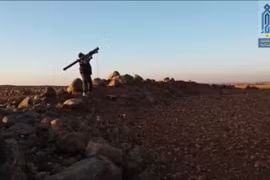 Một tay súng khủng bố HTS sử dụng tên lửa MANPAD bắn hạ máy bay L-39 không quân Syria - ảnh video