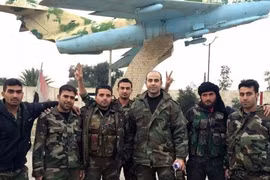 Binh sĩ Syria tại căn cứ sân bay Kweives giành lại được dưới sự yểm trợ của Không quân Nga