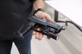 Súng ngắn Udar, thay thế súng PM Makarrov. Ảnh minh họa RIA.Novosti