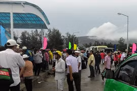 Rất đông hành khách đang kẹt lại đảo Phú Quốc vì các tàu cao tốc vào đất liền tạm ngưng hoạt động. Ảnh: Cửu Long