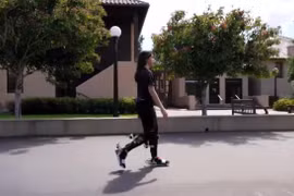 Người dùng thử nghiệm khung xương ngoài robot. Ảnh video Stanford.