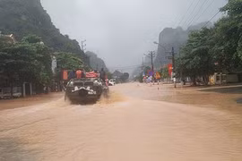 Xe quân sự của Quân khu 3 tới phường Quang Hanh, TP Cẩm Phả để đưa người dân đến nơi an toàn. Ảnh:Giang Chinh.