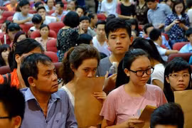 Thí sinh và người nhà làm thủ tục rút - nộp hồ sơ tại Đại học Kinh tế Quốc dân chiều 20/8. Ảnh:Quỳnh Trang.