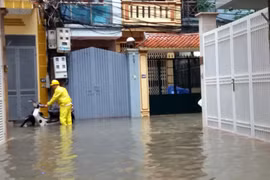 Ngập lụt tại tổ dân phố 44, phường Yên Hòa. Ảnh: PV