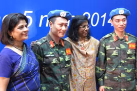 Hai sĩ quan đầu tiên của VN vinh dự đội chiếc mũ xanh của Lực lượng gìn giữ hòa bình LHQ. Ảnh: Linh Thư