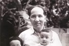 Đồng chí Nguyễn Lương Bằng với hai con Tường Vân (bên trái) và Việt Liên.