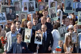 Tổng thống Putin giữa cuộc diễu hành của Trung đoàn Bất tử 