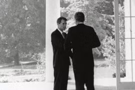 John F. Kennedy gặp anh trai, cựu Tổng chưởng lý Robert F. Kennedy, tại Nhà Trắng ở Washington. REUTERS / Cecil Stoughton / Nhà Trắng / Thư viện Tổng thống John F. Kennedy.