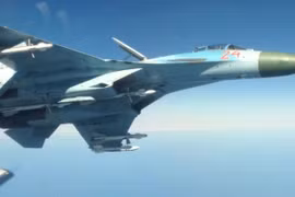 Tiêm kích cận vệ S-27 đánh chặn và xua đuổi chiếc F-15 NATO.