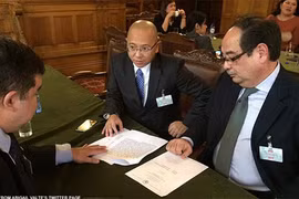 Cố vấn pháp luật của chính phủ Philippines Florin Hilbay đang thảo luận với các thành viên nhóm pháp lý của nước này tại phiên điều trần đầu tiên ở The Hague. (Ảnh: Abigail Valte)