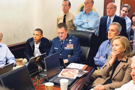 Tổng thống Mỹ Barack Obama trong Phòng Tình huống theo dõi tiến triển chiến dịch Neptune's Spear.