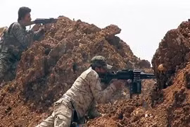 Binh sĩ quân đội Syria đánh trả cuộc tấn công của IS vào thành phố Deir ez Zor
