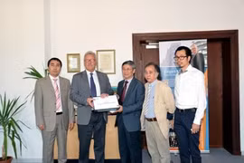 Đoàn Liên hiệp người Việt toàn LB Đức trao Thư ngỏ của cộng đồng phản đối các hành động của Trung Quốc trên Biển Đông. Ảnh: Nguyên Đức