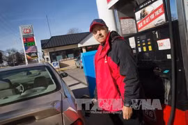 Một người dân mua xăng tại trạm xăng ở Dellwood, bang Missouri, Mỹ. Ảnh: AFP-TTXVN