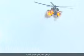 Trực thăng Mi-28 khai hỏa trên sa mạc Palmyra, ảnh từ trang Amaq của IS