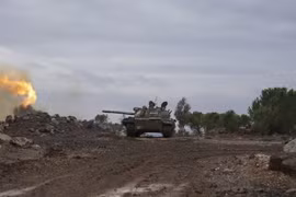 Xe tăng quân đội Syria pháo kích trên chiến trường Đông Ghouta