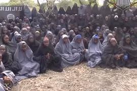 Những nữ sinh tại thị trấn Chibok bị bắt cóc vào tháng 4/2014 trong đoạn băng do Boko Haram tung ra. (Ảnh: Reuters) 
