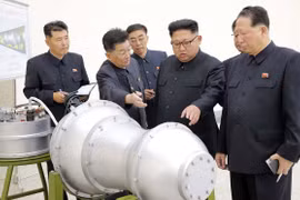 Chủ tịch Kim Jong-un tới thăm và kiểm tra hoạt động của Viện vũ khí hạt nhân, xem xét một đầu đạn có thể được lắp vào tên lửa đạn đạo liên lục địa mới - ảnh BBC