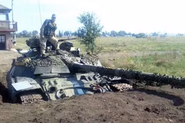 Một xe tăng của quân đội Ukraine còn lại trên sân bay Lugansk