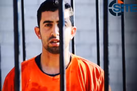 Hình ảnh cuối cùng của con tin người Jordan, Muath al-Kasasbeh, trước khi bị thiêu sống trong lồng sắt. Ảnh: SITE